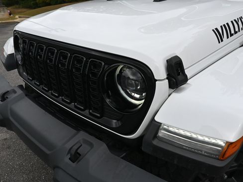 Used 2024 Jeep Gladiator Willys image 13