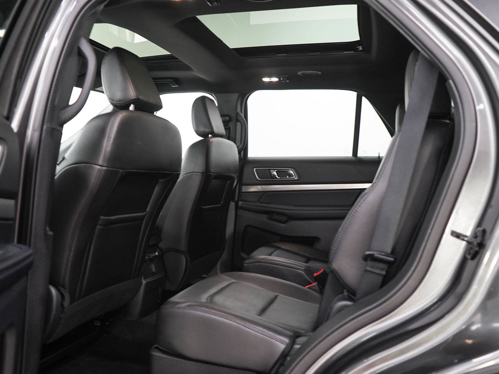 Used 2018 Ford Explorer XLT w/ Equipment Group 202A AWD/4WD image 19