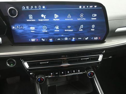 Used 2024 Chevrolet Traverse LT image 3