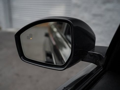 Used 2022 Land Rover Range Rover Velar R-Dynamic S image 37