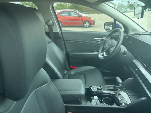 Used 2023 Kia Sportage EX image 14