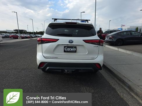 Used 2020 Toyota Highlander XLE AWD/4WD image 6