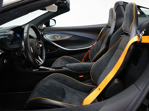 Used 2025 McLaren Artura Spider image 18