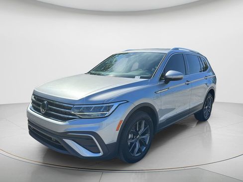 Used 2023 Volkswagen Tiguan SE FWD image 1