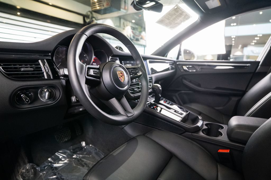 Certified 2026 Porsche Macan AWD/4WD image 4
