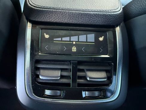 Used 2022 Volvo XC90 T6 Momentum w/ Climate Package AWD/4WD image 9