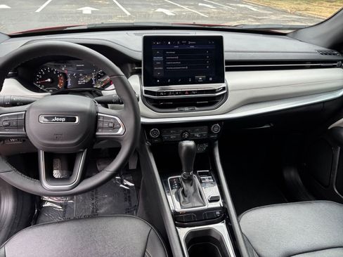 Used 2025 Jeep Compass Limited image 27