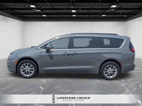 Used 2022 Chrysler Pacifica Touring-L AWD/4WD image 2