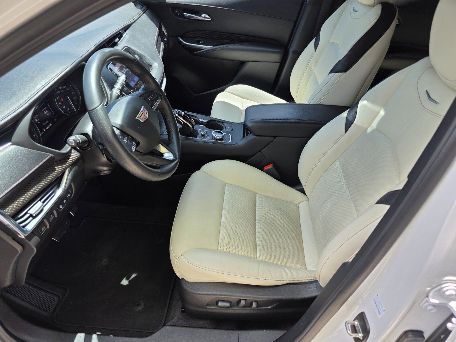 Used 2022 Cadillac XT4 Sport w/ LPO, ONYX Package FWD image 10