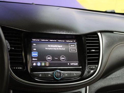 Used 2022 Chevrolet Trax LT w/ LT Convenience Package AWD/4WD image 19