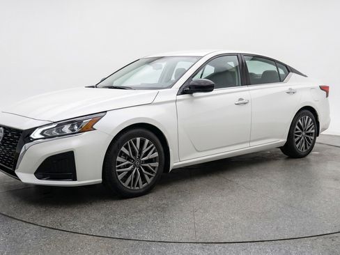 Used 2025 Nissan Altima 2.5 SV FWD image 3