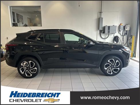 Certified 2024 Chevrolet Trax RS w/ Driver Confidence Package FWD image 2