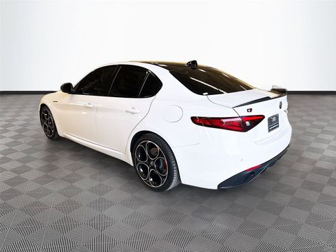 Used 2022 Alfa Romeo Giulia Veloce RWD image 5