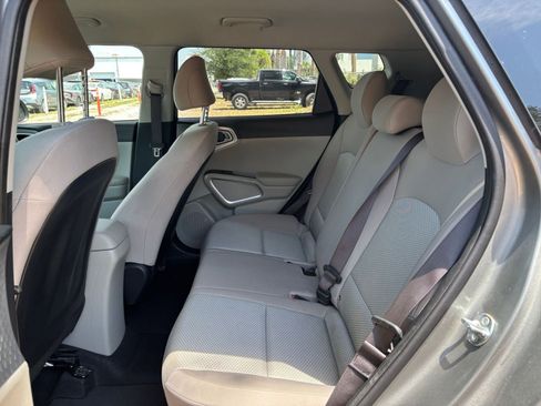 Used 2025 Kia Soul LX w/ LX Technology Package FWD image 24