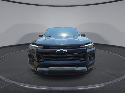 Used 2025 Chevrolet Colorado Z71 w/ Technology Package AWD/4WD image 3