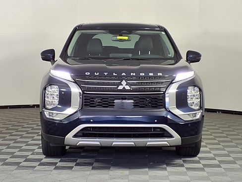 Used 2024 Mitsubishi Outlander SE image 2