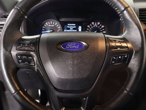 Used 2019 Ford Explorer XLT image 3