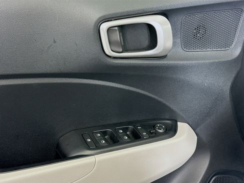 Used 2025 Hyundai Venue SEL image 15