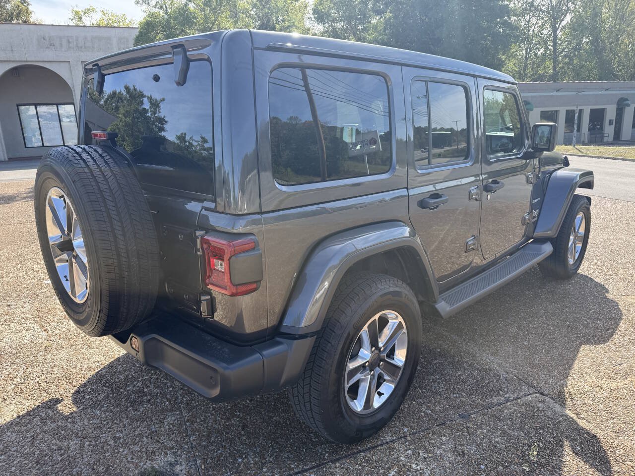 Used 2019 Jeep Wrangler Unlimited Sahara w/ Safety Group AWD/4WD image 3