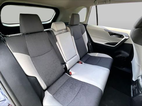 Used 2020 Toyota RAV4 XLE FWD image 18