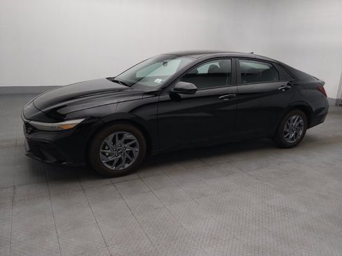 Used 2024 Hyundai Elantra SEL FWD image 2