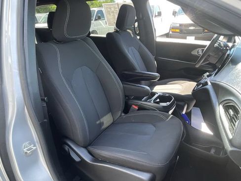 Used 2023 Chrysler Pacifica Touring FWD image 28