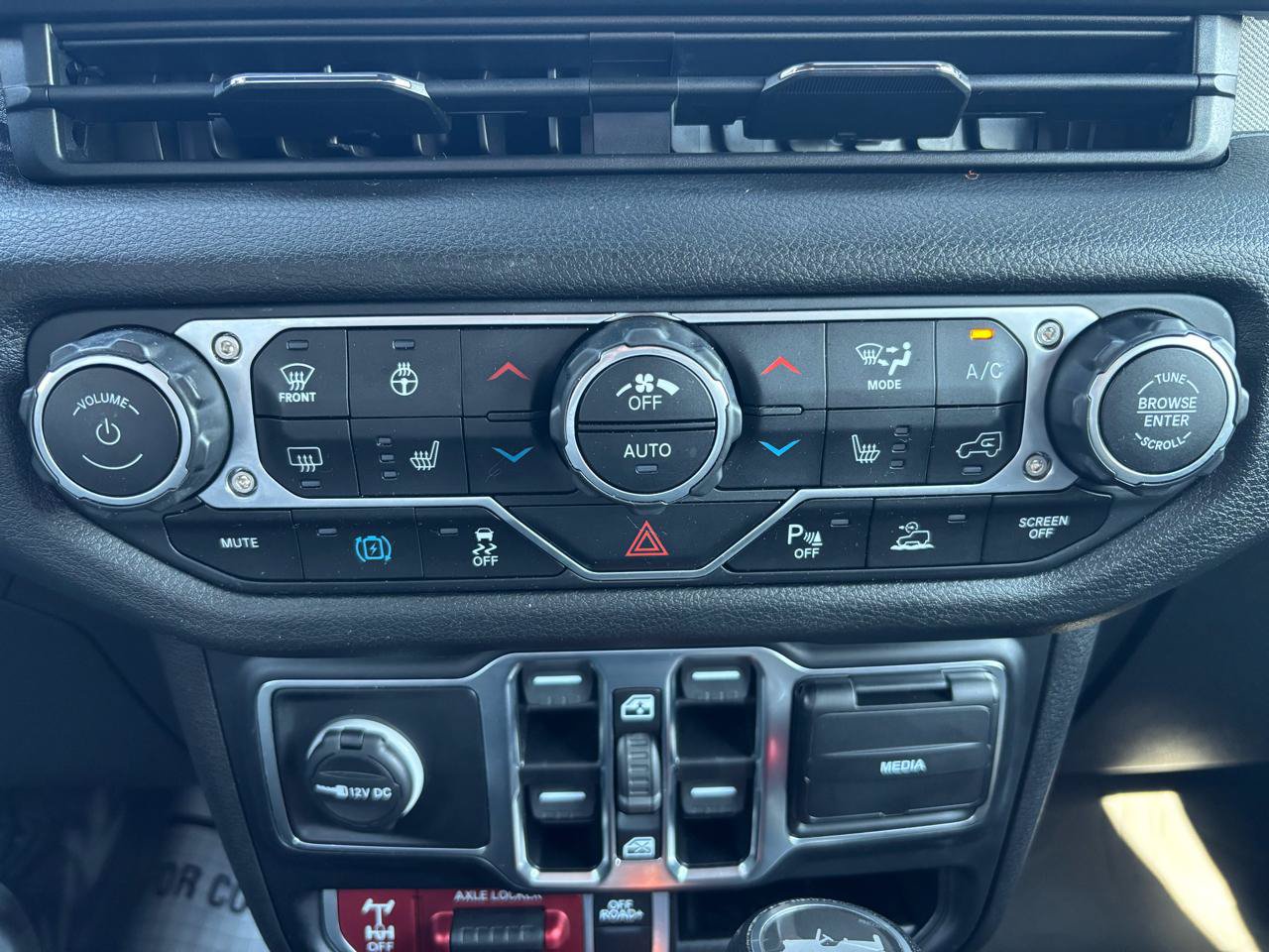 Used 2024 Jeep Wrangler Unlimited AWD/4WD image 23