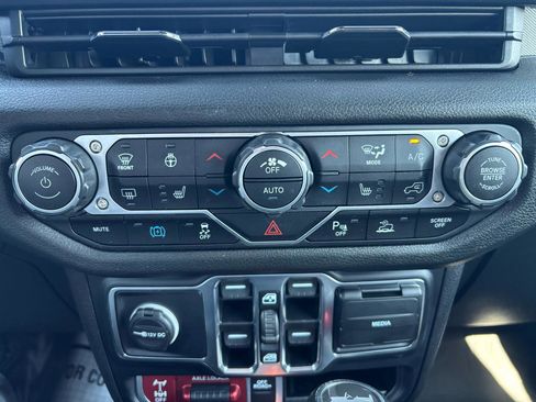 Used 2024 Jeep Wrangler Unlimited AWD/4WD image 23