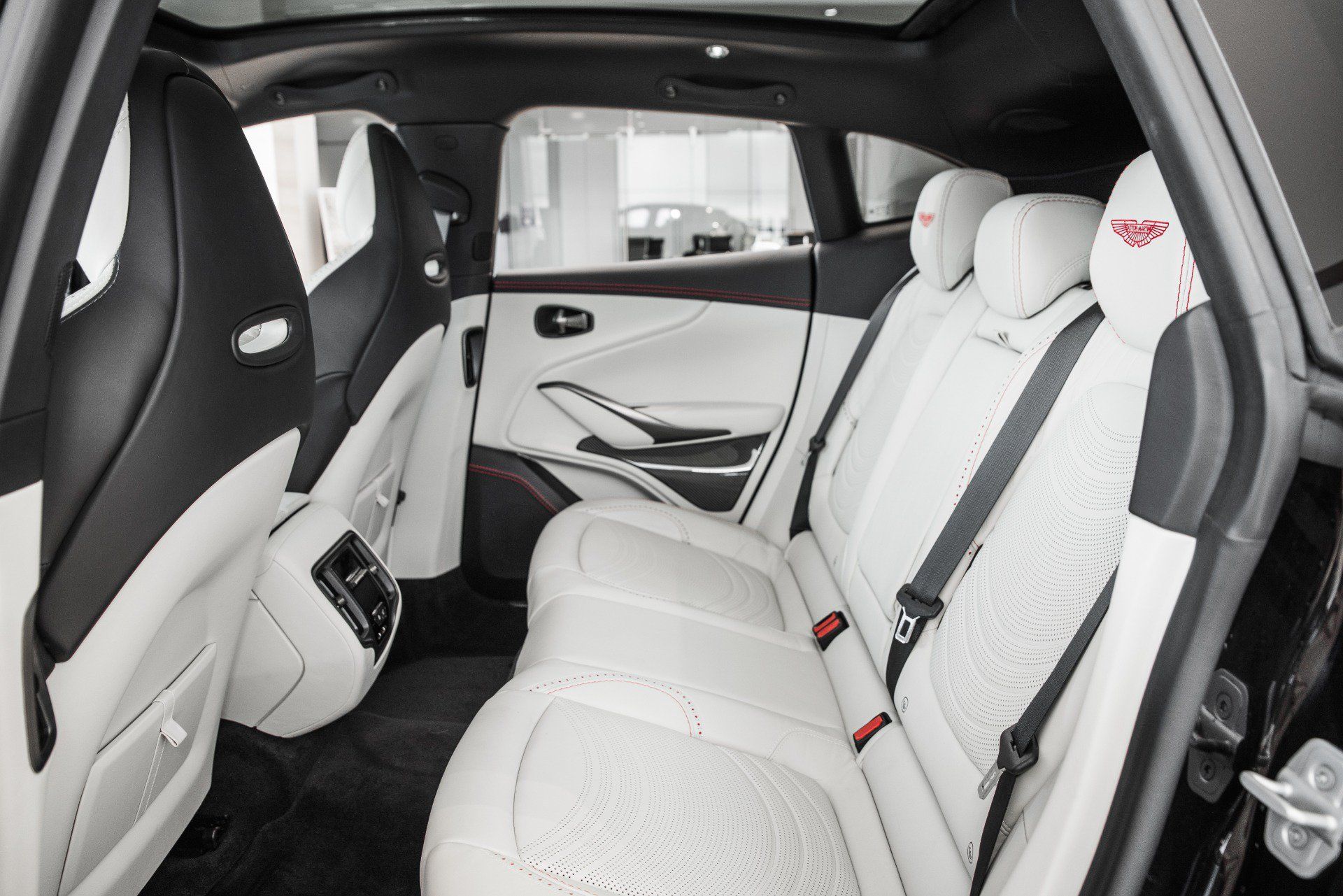 Used 2022 Aston Martin DBX AWD/4WD image 13