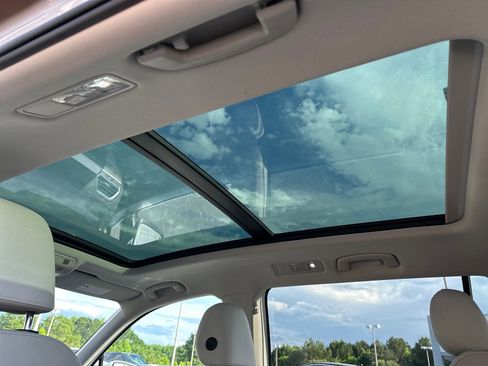 Used 2021 Volkswagen Tiguan SE w/ Panoramic Sunroof Package FWD image 9