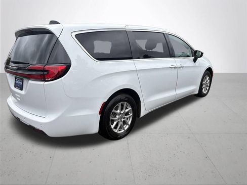 Used 2024 Chrysler Pacifica Touring-L FWD image 6