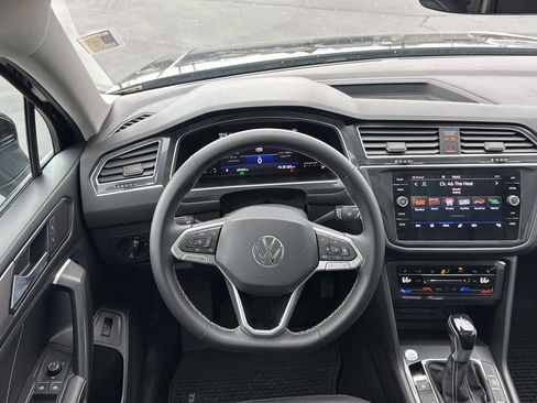 Used 2022 Volkswagen Tiguan SE image 25