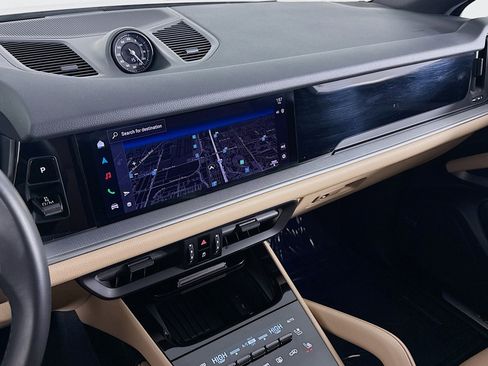 Used 2025 Porsche Cayenne Coupe image 20