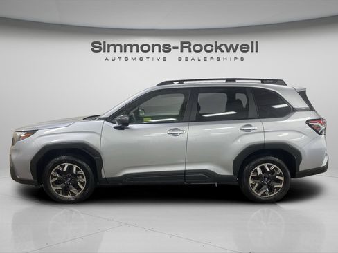 Used 2025 Subaru Forester Premium AWD/4WD image 2