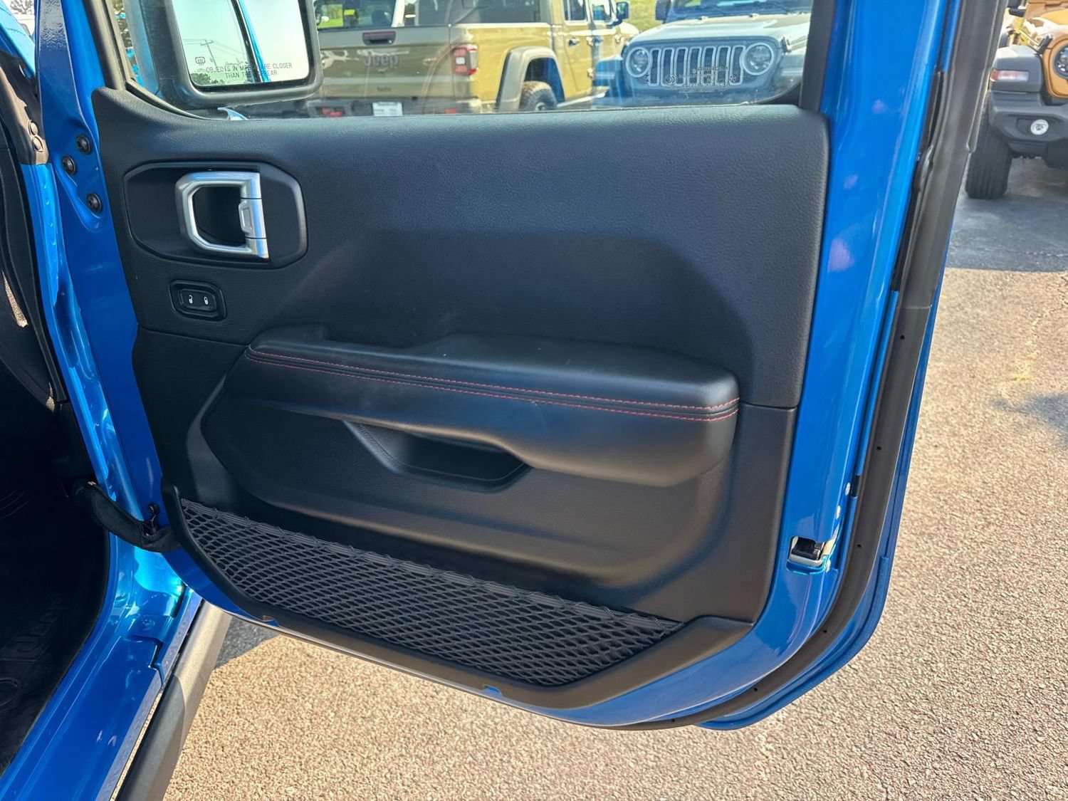 Used 2025 Jeep Wrangler Unlimited Rubicon w/ Convenience Group AWD/4WD image 25