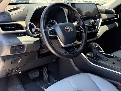Used 2023 Toyota Highlander Bronze Edition FWD image 22