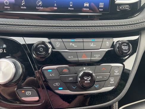 Used 2025 Chrysler Pacifica Limited FWD image 11