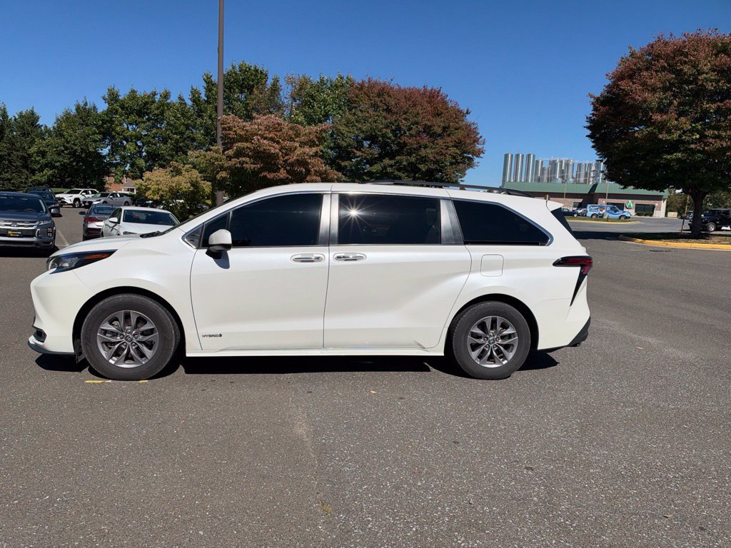 Used 2021 Toyota Sienna XLE FWD image 4