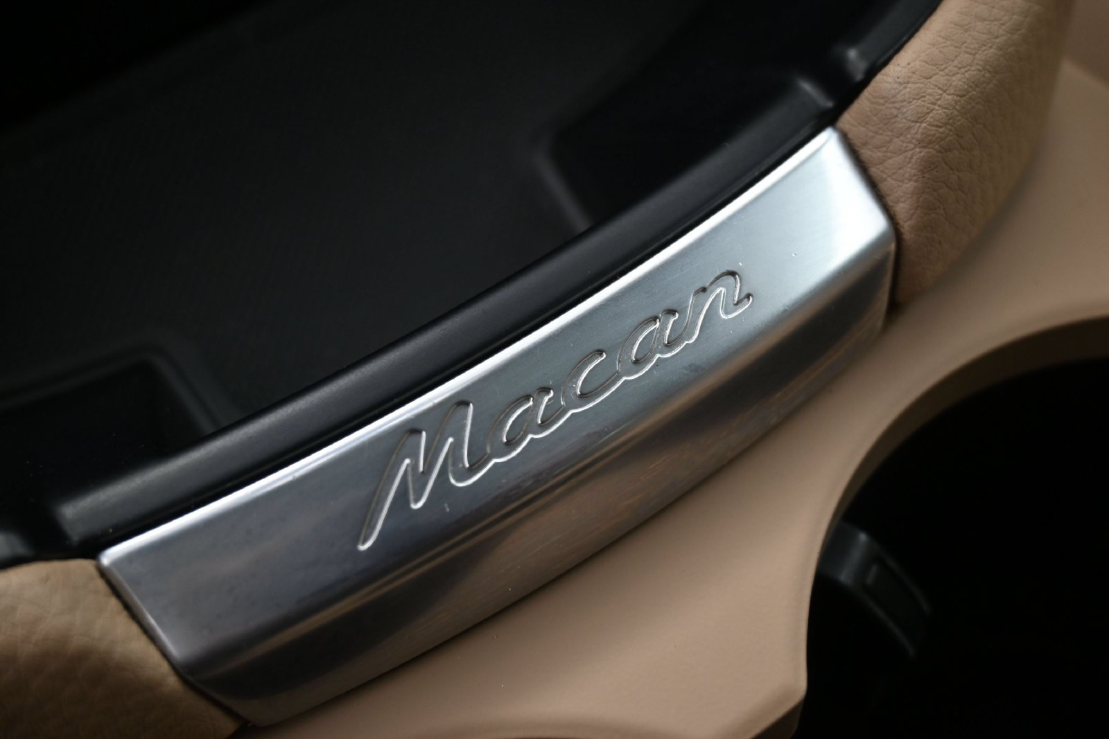 Certified 2025 Porsche Macan AWD/4WD image 18