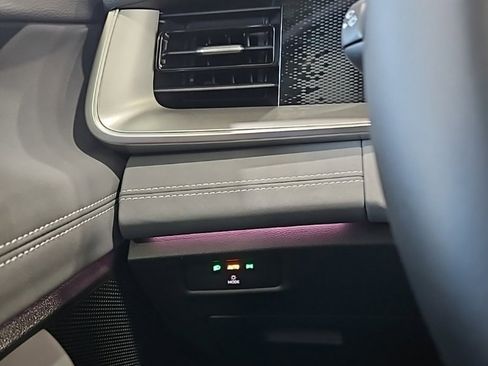 New 2025 Volkswagen Tiguan SE image 36