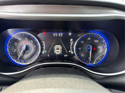 Used 2023 Chrysler Pacifica Touring-L FWD image 31