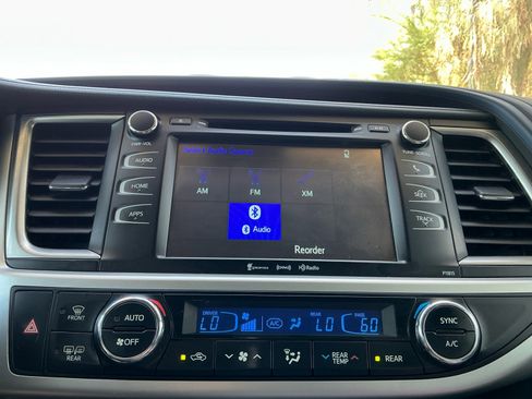 Used 2018 Toyota Highlander Plus FWD image 12