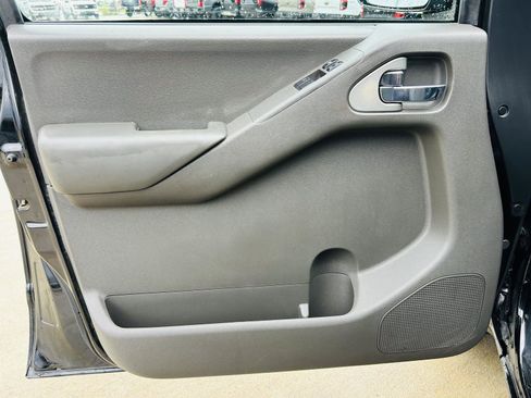 Used 2010 Nissan Frontier SE w/ Power Pkg RWD image 4