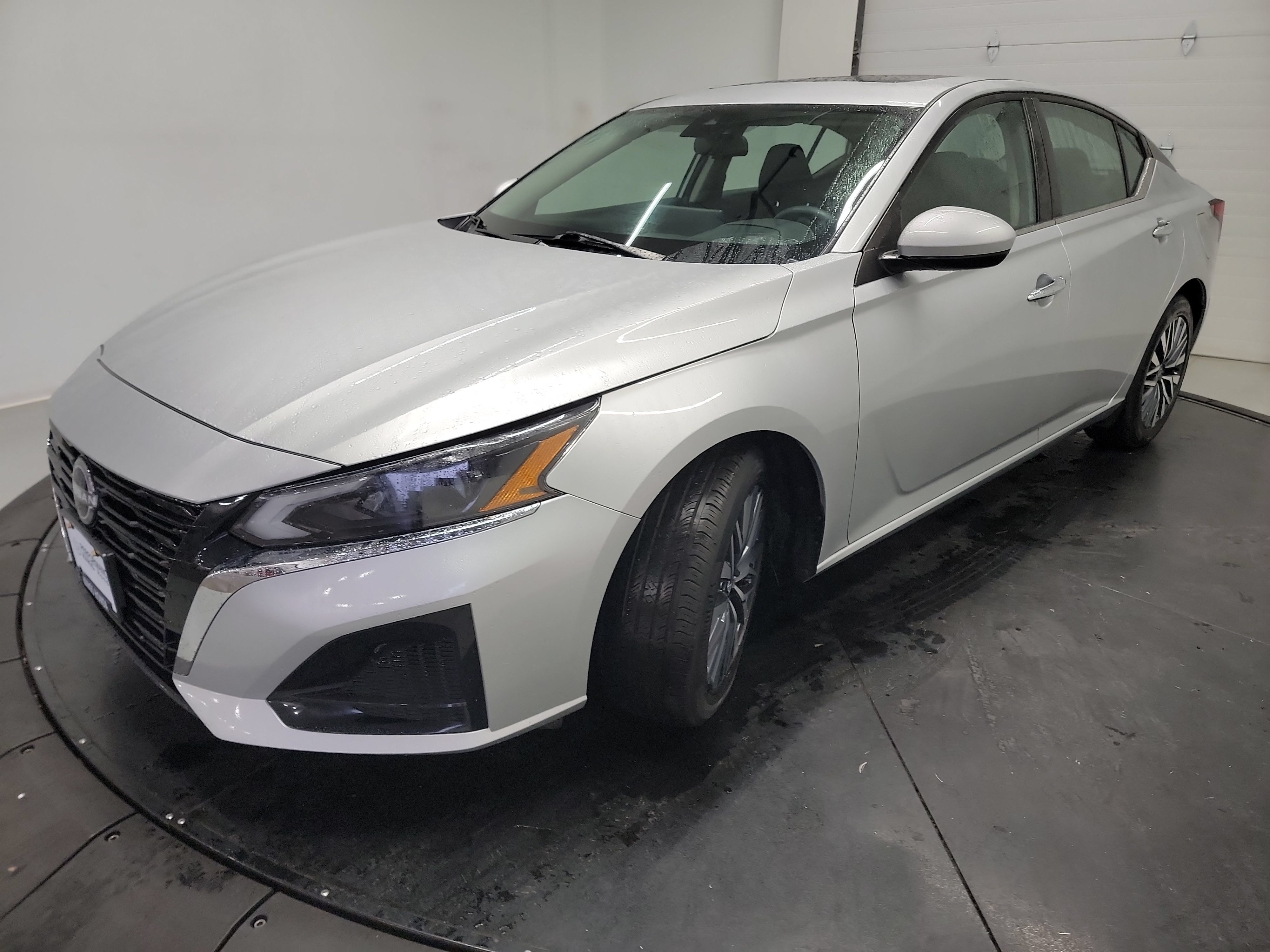 Used 2023 Nissan Altima 2.5 SV w/ SV Premium Package FWD image 3