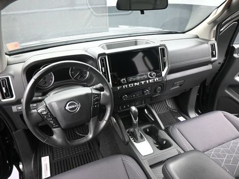 Used 2025 Nissan Frontier SV w/ SV Convenience Package RWD image 16