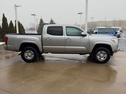 Used 2022 Toyota Tacoma SR image 2