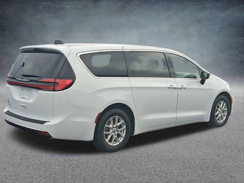 Used 2024 Chrysler Pacifica Touring-L FWD image 7