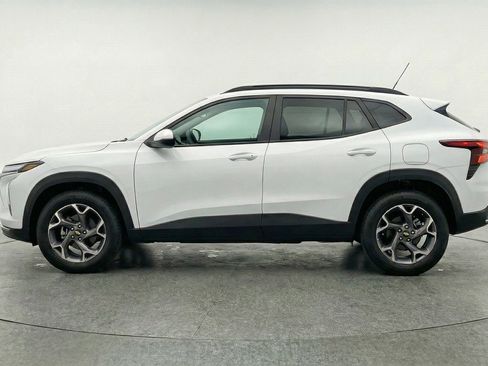 Used 2025 Chevrolet Trax LT w/ LT Convenience Package image 5