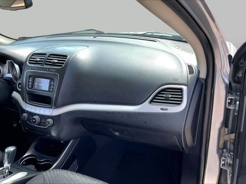 Used 2018 Dodge Journey SE FWD image 18