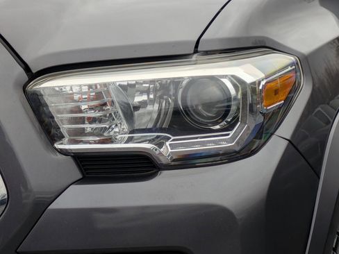 Used 2019 Toyota Tacoma TRD Sport image 7